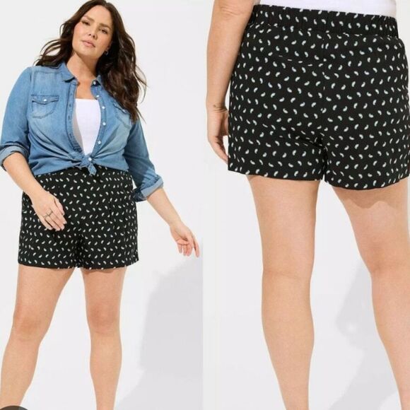 Torrid "Feel The Fit" Black Star Denim Stretch Shorts - Picture 1 of 7